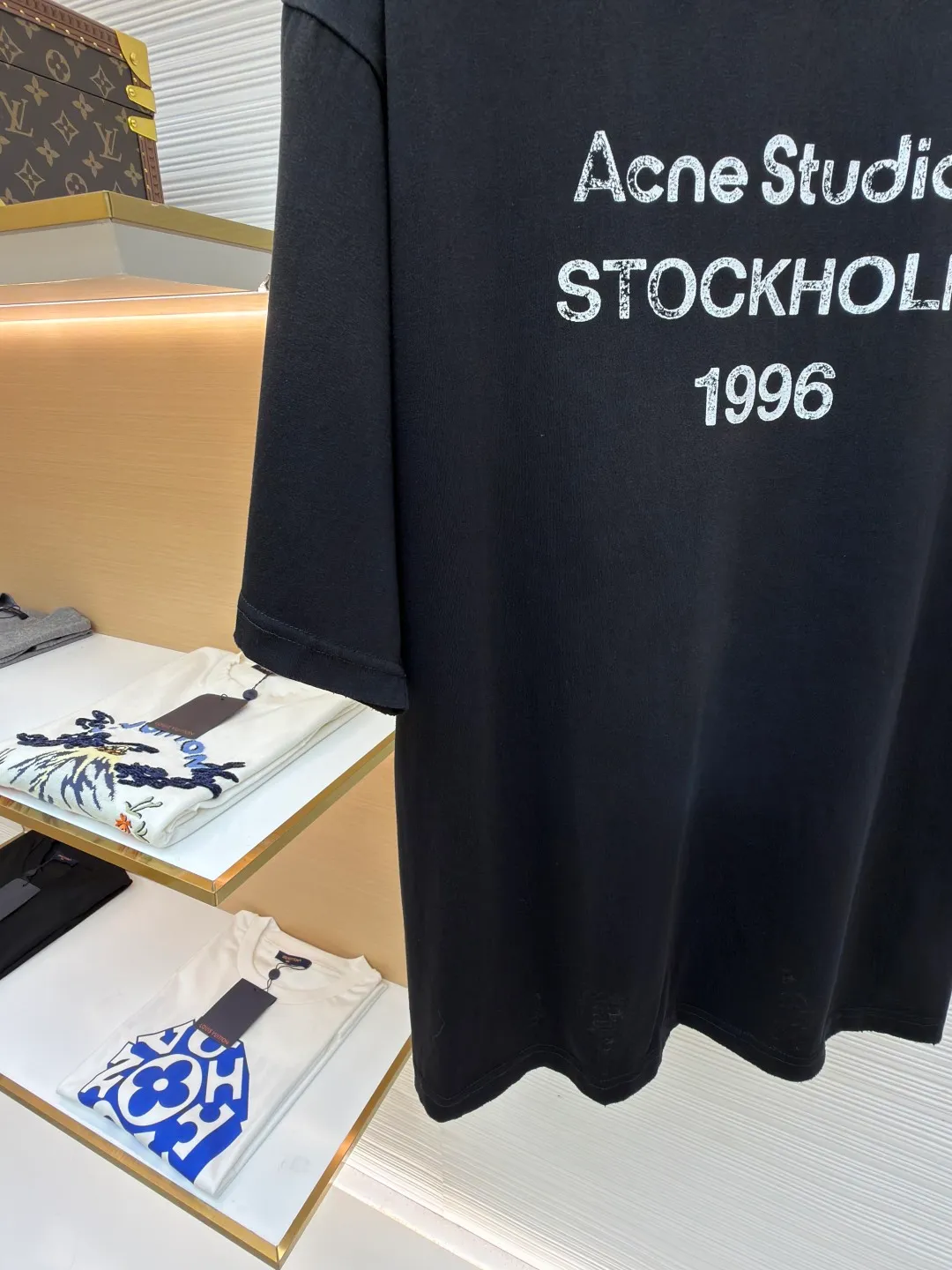 Acne Studios 1966 mud-dyed washed distressed short-sleeve ●Original version: purchased and developed for 2800 ●Item number: 1682356-X95 ●Fabric: cloud velvet ski-like cotton fabric ●Technology: glue printing ●Color: black ●Version: fitted version ●Weight: about 215 grams ●Size: S-M-L-XL ●Description: Made of ultra-soft pure cotton fabric, garment-dyed, washed and distressed, the chest part has a dirty feel, and the lower part shows a gradient effect. The neckline is slightly frayed to better fit the overall tone. The overall line is straight and delicate, the fabric is comfortable and soft, and the color is consistent without color difference. It can be matched with the same style to create a fashionable look and control various occasions. Customized accessories, complete with three standards, the same style for men and women!